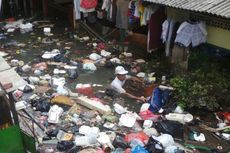 Banjir 1,5 Meter, Rumah di Karet Tengsin Dikelilingi Sampah