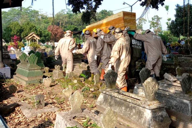 Prosesi pemakaman jenazah Covid-19 di Kota Blitar, Senin (28/6/2021)