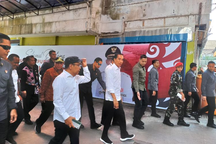Presiden Joko Widodo (Jokowi) bersama rombongan ketika meninjau Pasar Merdeka Samarinda, Kalimantan Timur, Kamis (21/9/2023).