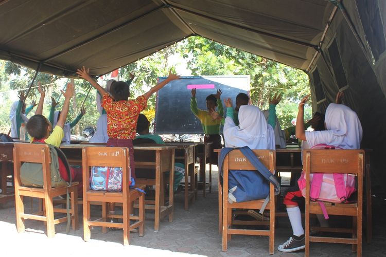 Suasana siswa SDN Pancawangi Cilaku, Cianjur, Jawa Barat yang tengah belajar di bawah tenda tentara setelah dua bulan mereka belajar di halaman sekolah dan kepanasan..