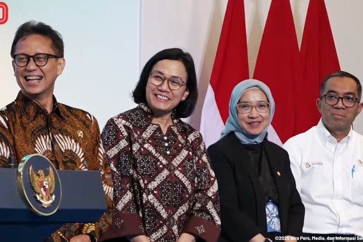Menteri Keuangan Sri Mulyani Indrawati tersenyum saat diberi ucapan  ulangtahun oleh Presiden Prabowo Subianto ketika menghadiri peresmian gedung baru RSPON Mahar Mardjono di Jakarta, Selasa (26/8/2025) sore.