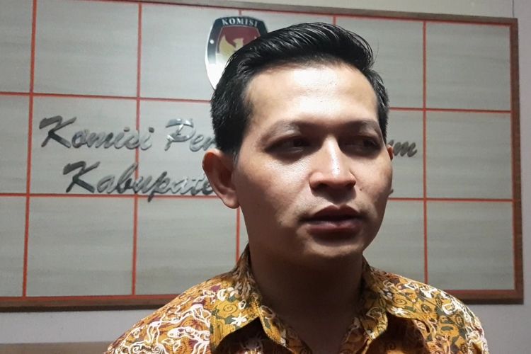 Ketua KPU Sumedang Ogi Ahmad Fauzi usai rapat pleno terbuka di kantor KPU Sumedang, Selasa (30/4/2019) malam. AAM AMINULLAH/KOMPAS.com