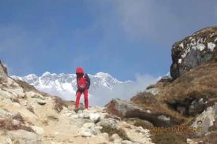 Pendaki asal Indonesia, Alvie Reggie Perdana sedang mendaki menuju Pangboche yang berada di ketinggian 3.985 meter di atas permukaan laut.  