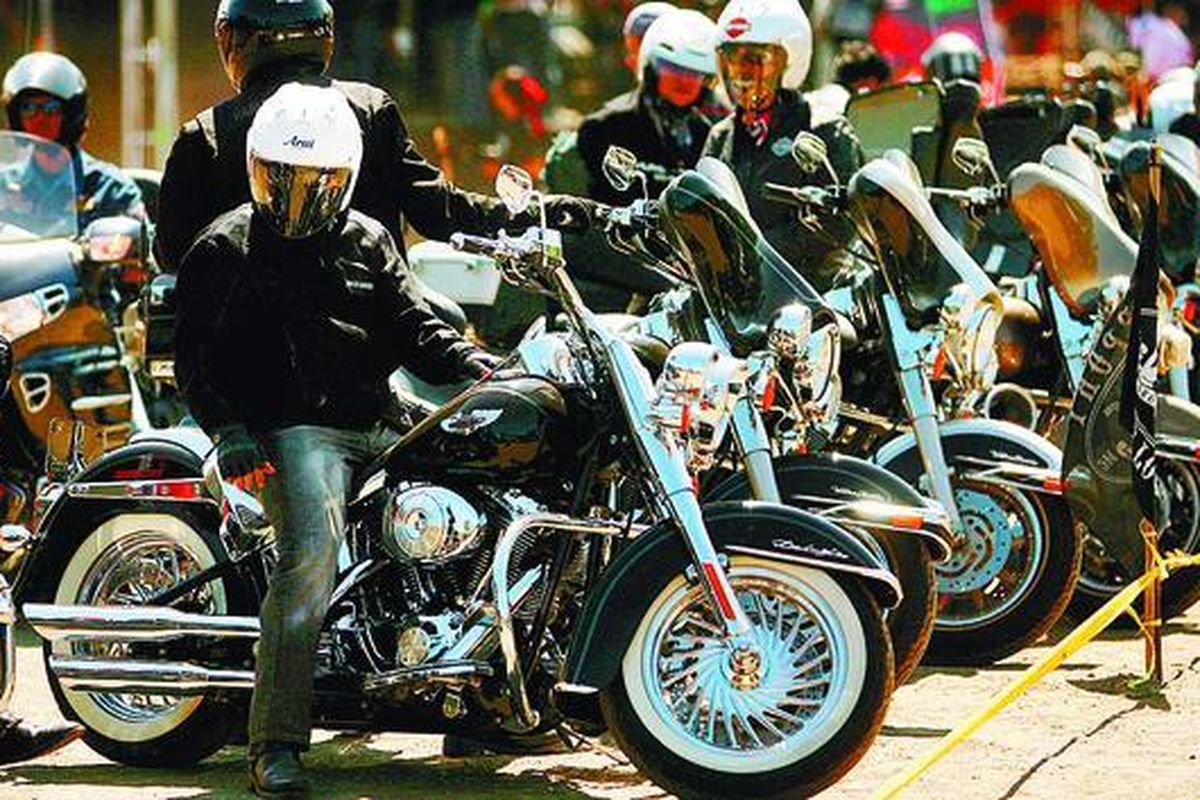 Pencinta sepeda motor tua dan sepeda motor besar berkumpul dalam acara 