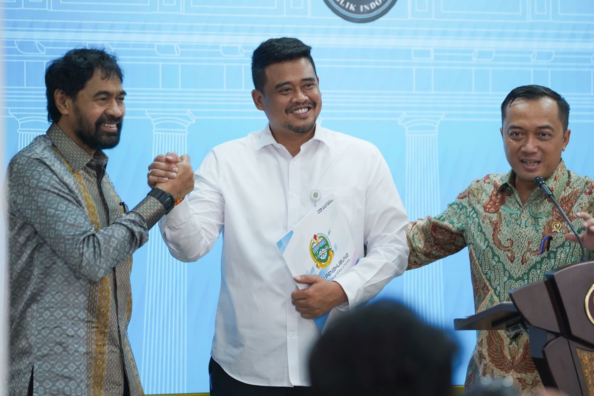 Gubernur Sumut Bobby Nasution, Gubernur Aceh, dan Mensesneg saat konferensi pers di Kantor Presiden, Selasa (17/6/2025).