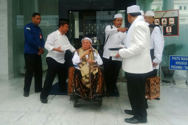 KH Ahmad Khoirun Nasihin dan para ulama asal Jawa Tengah usai bertemu Presiden Jokowi di Istana Kepresidenan, Jakarta, Selasa (3/10/2017).