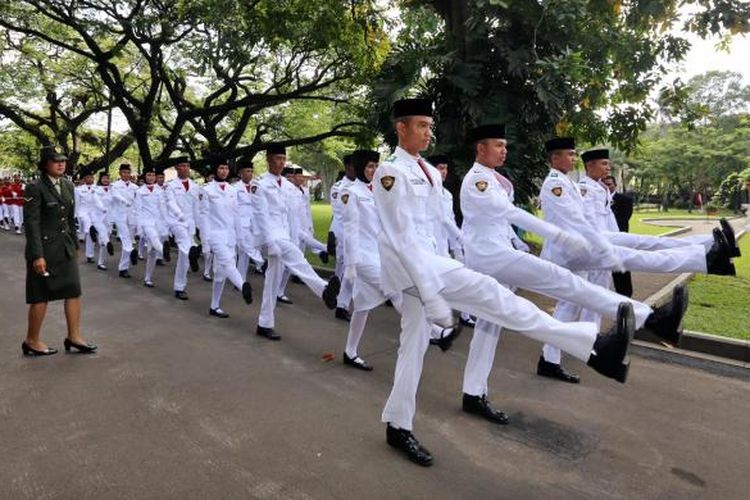 Anggota Paskibraka Tim Arjuna bersiap untuk mengibarkan bendera dalam upacara peringatan detik-detik proklamasi di Istana Merdeka, Jakarta Pusat, Rabu (17/8/2016). 