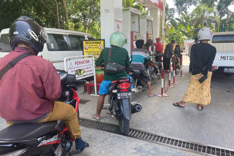 Warga menunggu giliran pengisian BBM di SPBU Jl. Raya Talang Siring Pamekasan, Senin (25/4/2022). Pada saat arus mudik dan balik lebaran, 22 SPBU di Pamekasan akan melayani 24 jam.