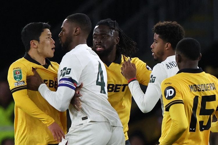 Hwang Hee-chan (kiri) dan Tosin Adarabioyo berduel dalam pertandingan sepak bola putaran keempat Piala Liga Inggris antara Wolverhampton Wanderers vs Chelsea di stadion Molineux di Wolverhampton, Inggris tengah pada 29 Oktober 2025. (Foto oleh Darren Staples / AFP) 