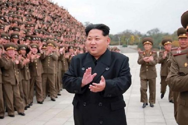 Kim Jong Un menghadiri sesi foto bersama dengan para perwira militer di Pyongyang, Korea Utara, November lalu.