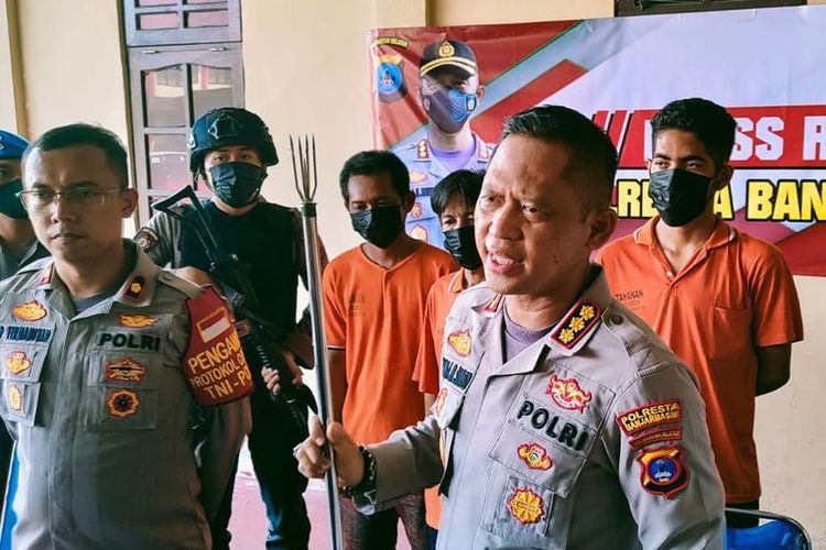 Kapolresta Banjarmasin, Kombes Sabana Atmojo memperlihatkan tombak yang dipakai pelaku saat membegal korbannya. 2 dari 4 pelaku begal berhasil ditangkap. 