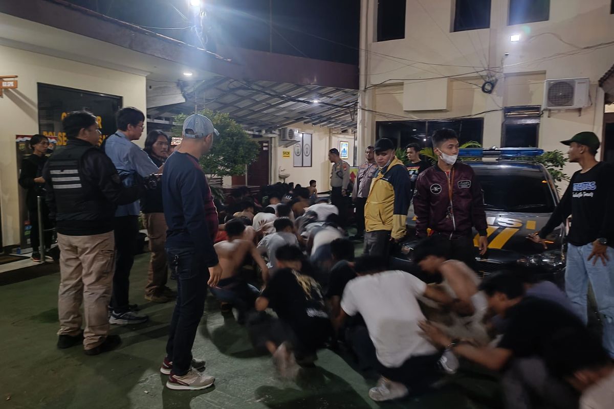 Polisi mengamankan puluhan remaja yang konvoi sambil menyalakan petasan di Duren Sawit, Jakarta Timur, Jumat (5/4/2024).