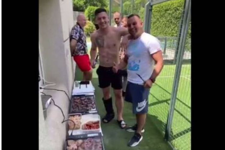 Penyerang Real Madrid, Luka Jovic, mengunggah foto sedang berkumpul bersama teman-temannya di rumahnya di Madrid pada fase pertama pelonggaran lockdown di Spanyol, Minggu (7/6/2020). Terlihat kakinya masih dibalut untuk merawat cedera.
