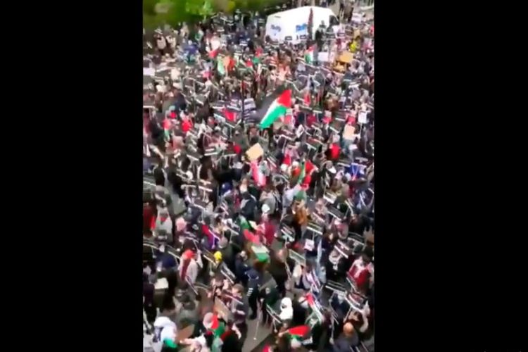 Demonstran pro-Palestina di London, Inggris dalam unjuk rasa menuntut sanksi untuk Israel setelah gencatan senjata. [SS/TWITTER/@SaimaMohsin]