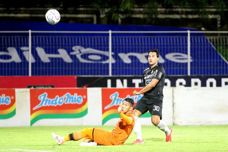 Aksi penyerang Persib Bandung, Ezra Walian, kontra Persiraja Banda Aceh pada laga lanjutan Liga 1 2021-2022 di Stadion Ngurah Rai, Denpasar, pada Sabtu (5/3/2022) malam WIB.