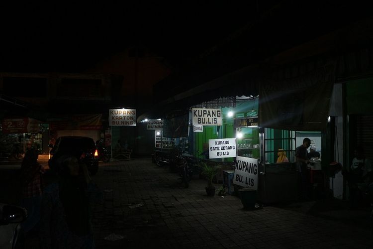 Penjual-penjual lontong kupang di sekitar Pasar Keraton, Pasuruan, Jawa Timur, Selasa (6/6/2018). Lontong kupang merupakan salah satu kuliner khas Pasuruan yang banyak diburu masyakarat, artis hingga pejabat.