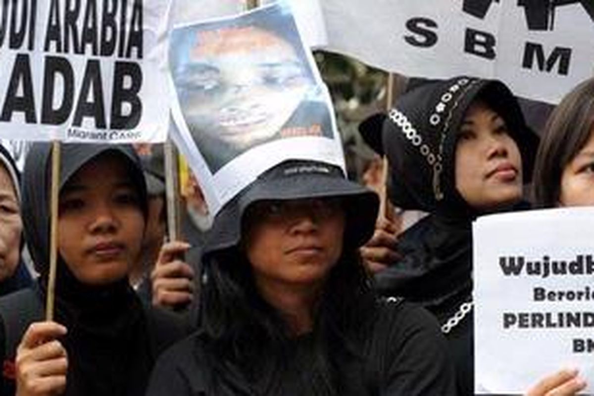 Demonstrasi menentang kekerasan dan penyiksaan terhadap TKW Sumiati di Arab Saudi.