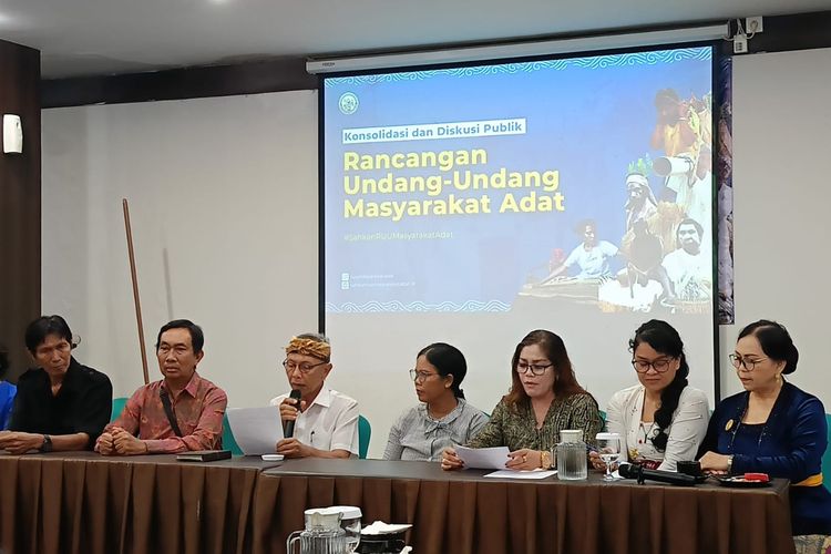 Koalisi Masyarakat Sipil Kawal RUU Masyarakat Adat saat menyampaikan deklarasi di Denpasar. 