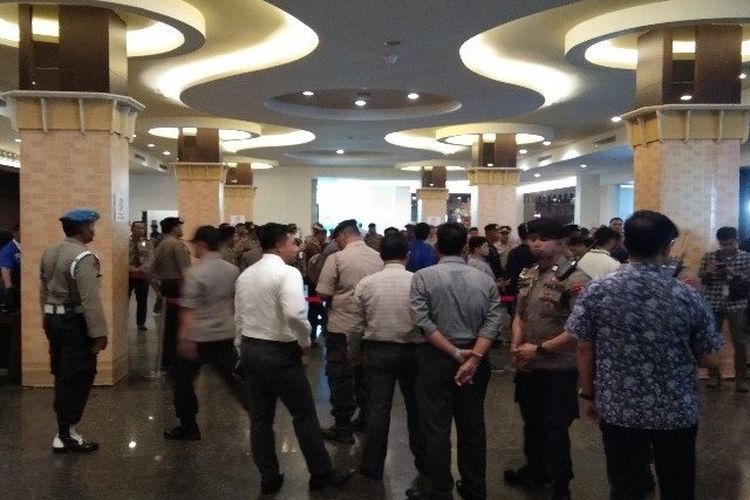 Pengamanan Kongres ke V PAN di Hotel Claro Kota Kendari Provinsi Sulawesi Tenggara, Selasa (11/2/20).