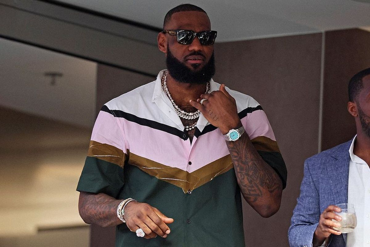 LeBron James mengenakan arloji Patek Philippe Nautilus Tiffany saat menghadiri final super bowl