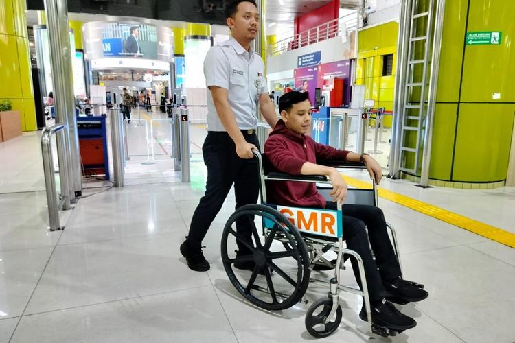 Penyandang disabilitas di Stasiun Gubeng, Surabaya, Jawa Timur.