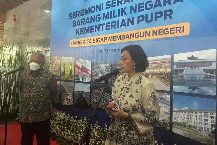 Menteri PUPR Basuki Hadimuljono dan Menteri Keuangan Sri Mulyani saat konferensi pers usai seremoni serah terima BMN di Auditorium Kementerian PUPR, Jakarta, Rabu (7/11/2022)