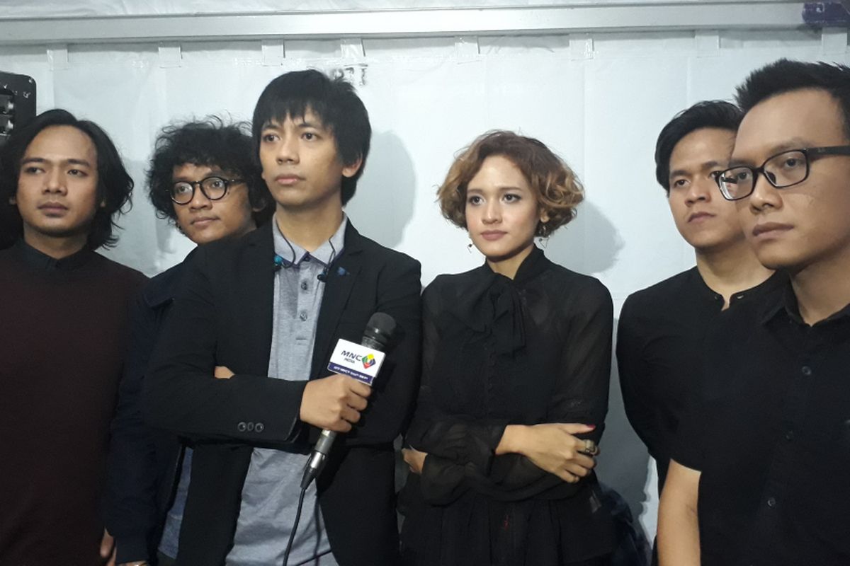 Grub band DMASIV bersama Dea eks HiVi saat dijumpai Kompas.com di The Breeze, BSD City, Tangerang, Sabtu (28/5/2017).