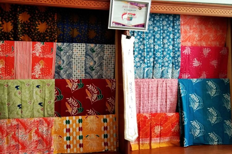 Beberapa motif batik khas Karawang di Bale Batik Taza, Jalan KH Ahmad Dahlan Nomor 20 Karawang.