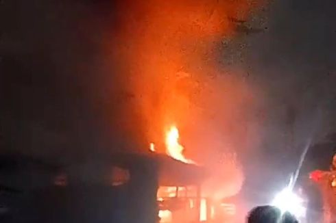 Momen Mencekam Saat Pasar Lama Tangerang Terbakar Hebat, Si Jago Merah Muncul Saat Sedang Ramai Pengunjung