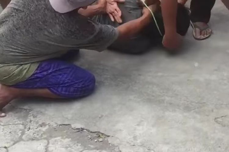 tangkapan layar video viral pecuri kotak amal di sebuah masjid di Kota Mataram