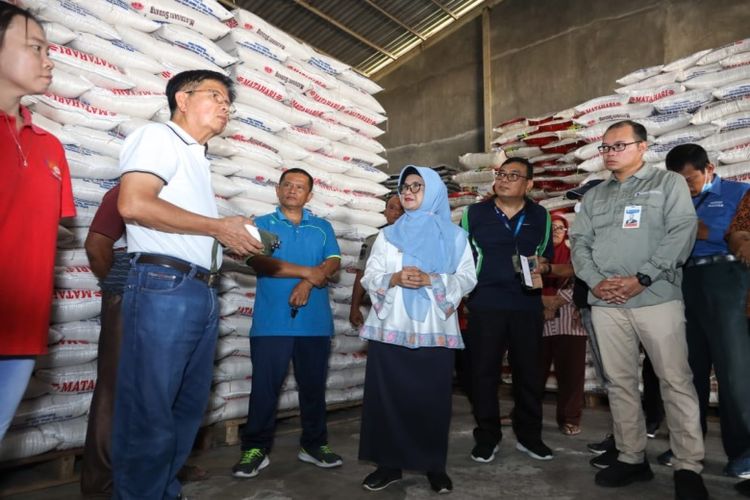 Wali Kota Pematang Siantar Susanti Dewayani meninjau meninjau ketersediaan beras di sejumlah lokasi di Kota Pematang Siantar, Sumatera Utara (Sumut), Jumat (6/10/2023).