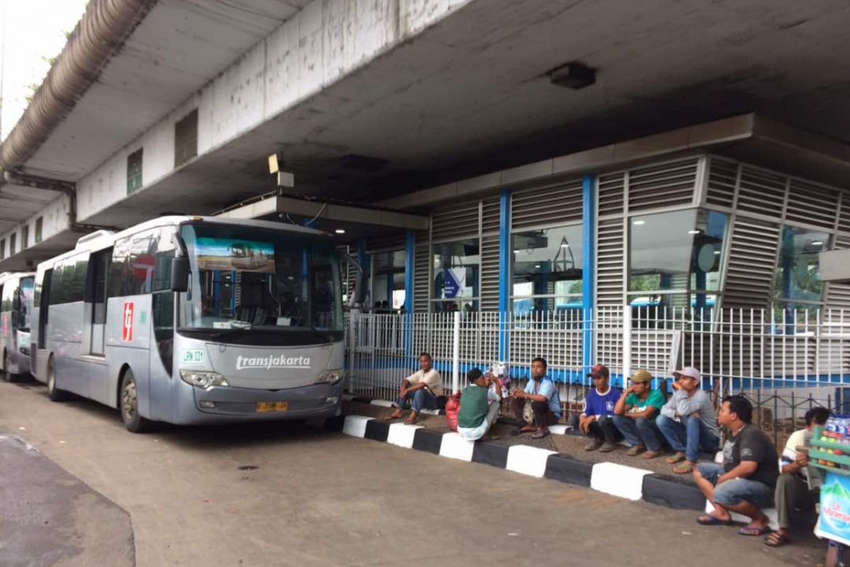 Halte transjakarta Kampung Melayu, Jakarta Timur, resmi beroperasi pada Senin (29/5/2017) pukul 15.00 WIB. Penjagaan ketat masih terasa di awal operasional halte yang sempat terkena ledakan bom pada Rabu (24/5/2017) lalu.