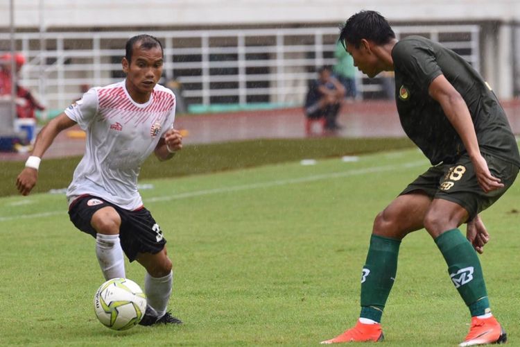 Riko Simanjuntak (kiri) saat membela Persija Jakarta melawan Tira-Persikabo pada laga leg pertama babak 16 besar Piala Indonesia di Stadion Pakansari, Minggu (17/02/2019).