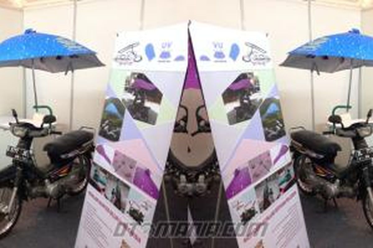 Payung sepeda motor asal Cina.