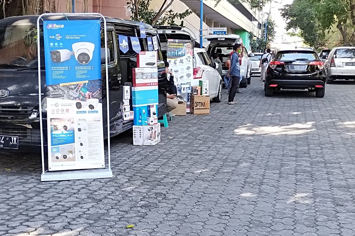Sebagian Pedagang Menjual Elektronik di Luar Gedung Hi-Tech Mall, Tepatnya di Samping Kiri, Jum'at (20/08/2021).