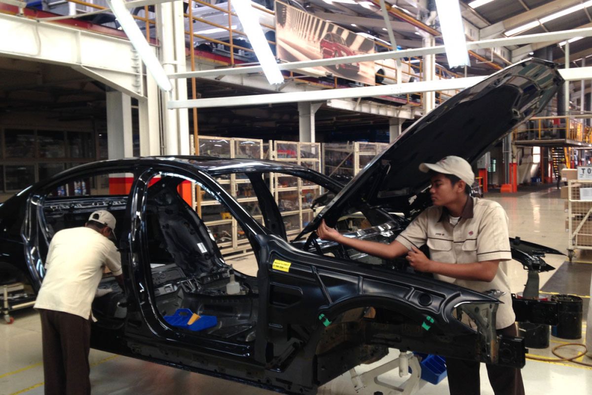 Perakitan BMW Seri 5 di BMW Production Network, PT Gaya Motor, Sunter, Jakarta Utara. 