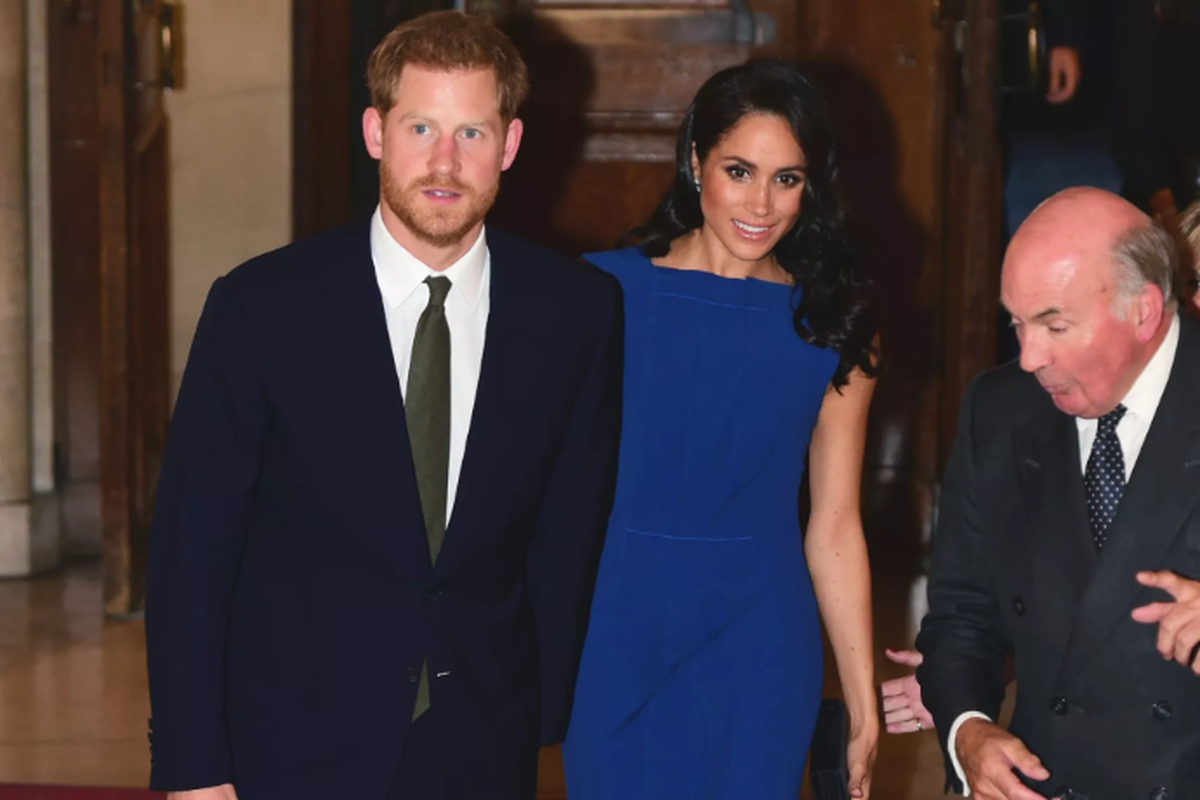 Meghan Markle memakai karya James Wu