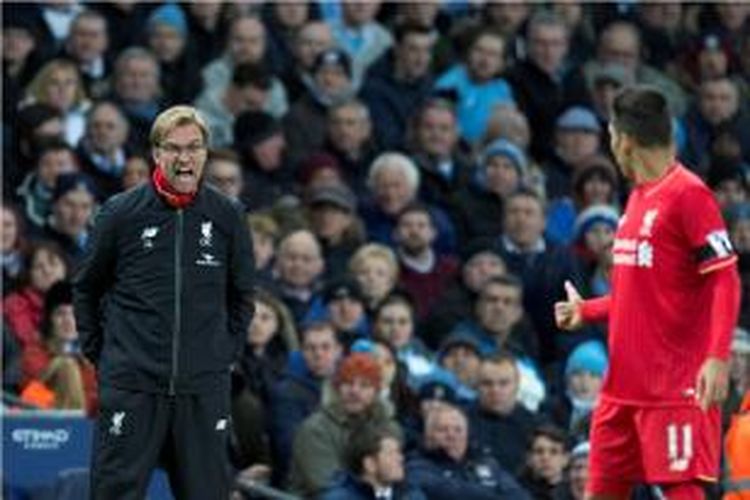 Manajer Liverpool, Juergen Klopp (kiri), terlibat perdebatan dengan Roberto Firmino pada laga kontra Manchester City, Sabtu (21/11/2015).