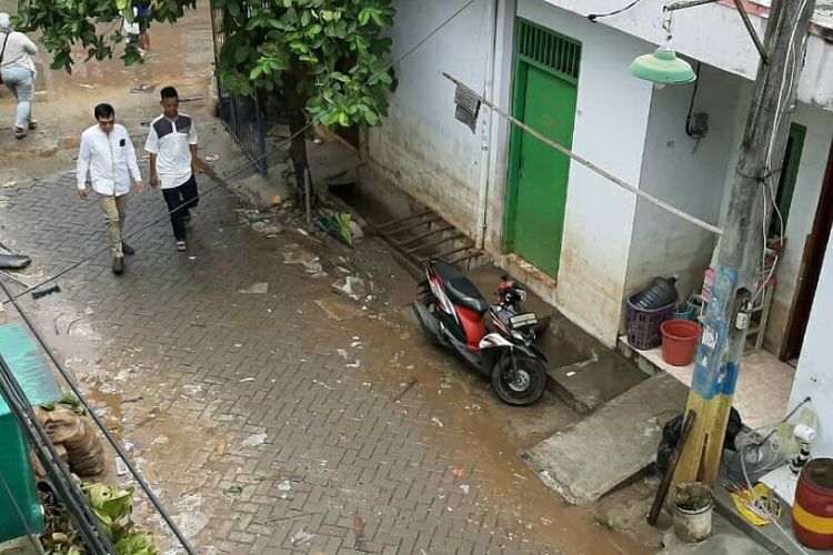 Banjir yang melanda Kelurahan Pondok Bahar, Kecamatan Karang Tengah, Kota Tangerang, sudah surut sejak Jumat (3/1/2020) pagi. Namun, belum menyalanya listrik di wilayah tersebut membuat warga mengeluhkan minimnya air bersih.