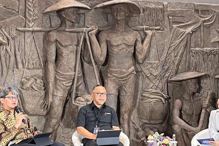  Peneliti Center of Industry, Trade, and Investment Indef Ahmad Heri Firdaus (kiri) dan Direktur Portofolio dan Pengembangan Usaha MIND ID Dilo Seno Widagdo (tengah) dalam acara Penguatan BUMN Menuju Indonesia Emas di Sarinah, Jakarta, Selasa (15/10/2024). 