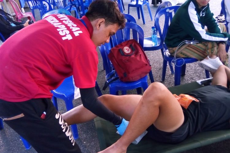 Anggota tim fisioterapis Run To Care 2019, Heri, melakukan peregangan otot pelari relay (estafet) ultramaraton Andhika Akbar di Check Point 3 di Kantor Kecamatan Pupuan, Kab. Tabanan, Bali, Sabtu (27/7/2019).
 
Yang sering terjadi pada pelari ultramaraton adalah kram maupun tegang pada otot kaki.

Selain dilakukan fisioterapi peregangan otot, pelari juga dikompres es pada bagian otot yang tegang.

