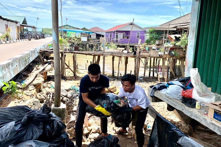 Bersama Colours Global, BP Batam bersihkan sampah di Pelantar Tanjung Riau.
