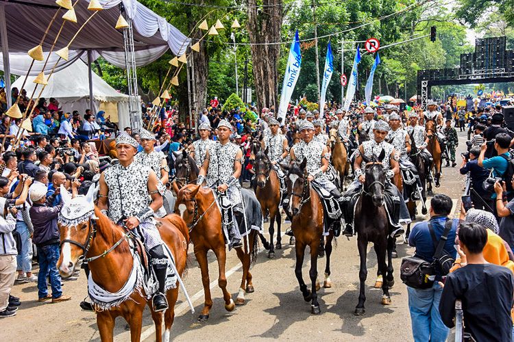 Karnaval Budaya dalam pembukaan West Java Festival 2019 sebagai acara puncak hari jadi Pemprov Jabar di Jalan Diponegoro, Sabtu (2/11/2019).