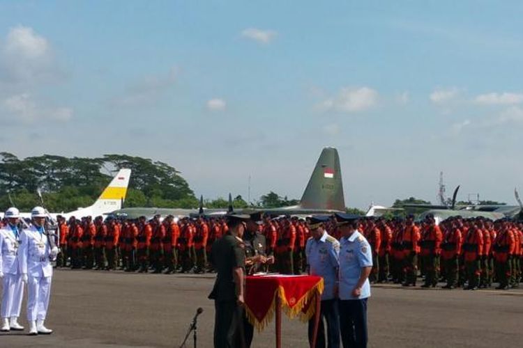 Prosesi serah terima jabatan Marsekal TNI Jadi Tjahjanto yang menggantikan Marsekal TNI Agus Supriatna di Landasan Udara Halim Perdanakusuma, Jakarta, Jumat (20/1/2017)