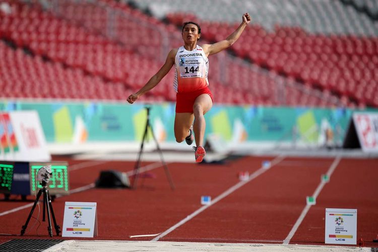 Atlet Indonesia Maria Natalia Londa bertanding pada final lompat jauh putri 18th Asian Games Invitation Tournament di Stadion Utama Gelora Bung Karno, Senayan, Minggu (11/2/2018). Ia berhasil meraih medali emas dengan lompatan sejauh 6,43 meter.
