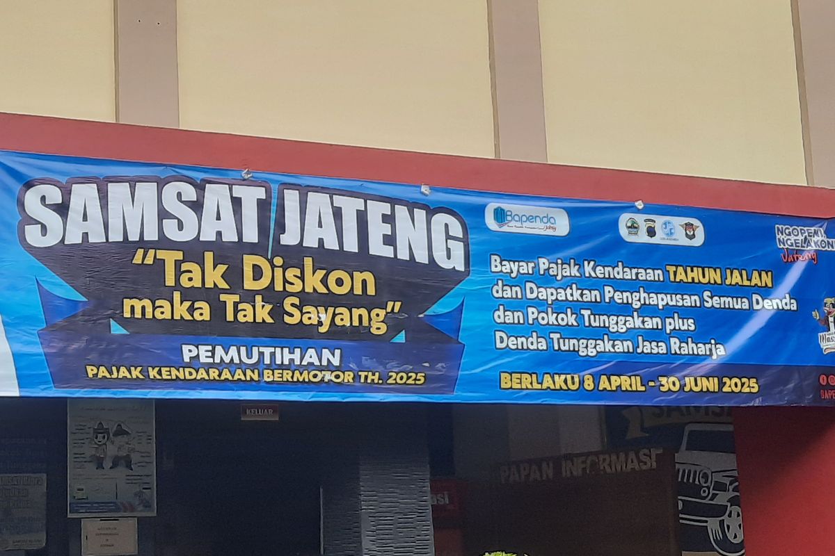 Spanduk bertema program pemutihan pajak kendaraan bermotor di kantor Samsat Blora, Jawa Tengah, Senin (21/4/2025)