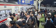 Jelang Tengah Malam, Penumpang Berdesakan di Stasiun Duri Imbas Gangguan KRL