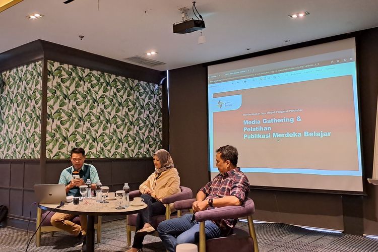 Najeela Shihab, Bukik Setiawan, dan Nunuk Riza dalam acara Media Gathering & Pelatihan Publikasi Merdeka Belajar, Jakarta, Kamis (16/3/2023). 