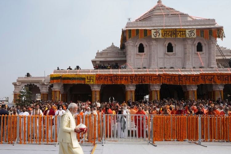 PM Narendra Modi memimpin peresmian kuil Hindu kontroversial yang didedikasikan untuk Dewa Ram di Ayodhya, India, Senin (22/1/2024).