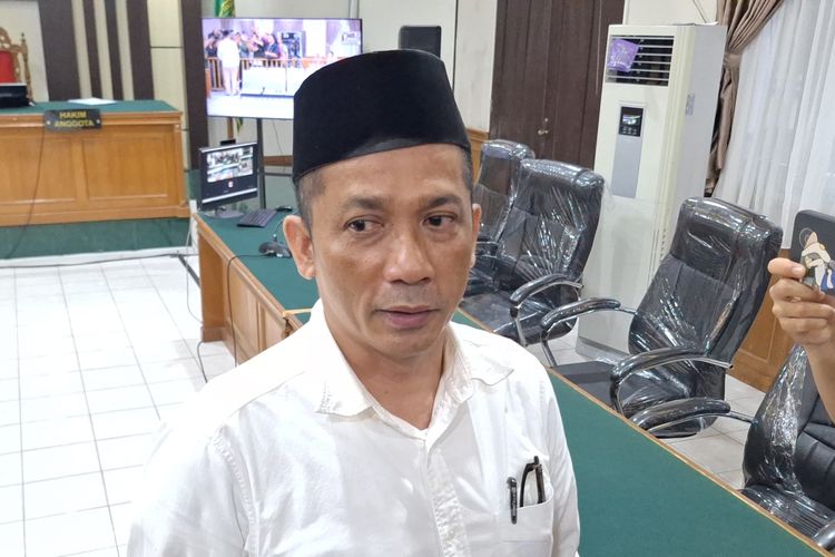 Eks Bupati Meranti, M Adil saat dimintai tanggapan oleh wartawan usai menjalani sidang vonis di Pengadilan Negeri Pekanbaru, Riau, Kamis (21/12/2023).